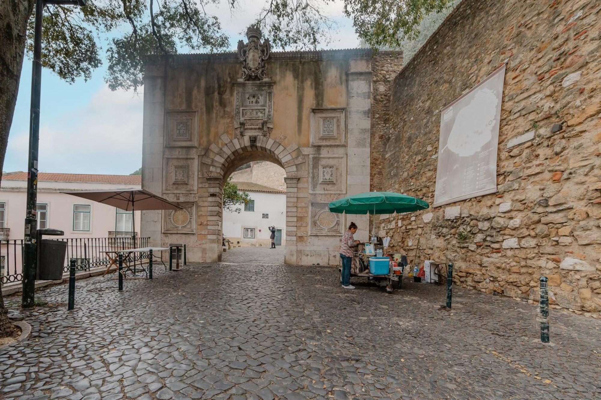 Stylish Getaway In A Mezzanine Flat By The Castle Lisboa Exterior foto