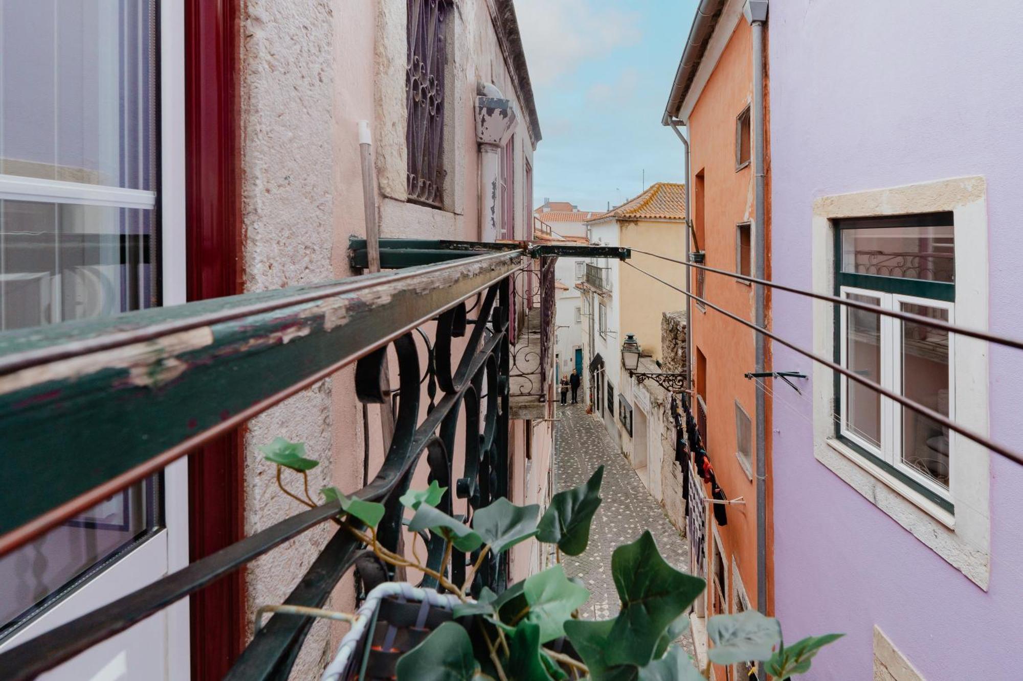 Stylish Getaway In A Mezzanine Flat By The Castle Lisboa Exterior foto